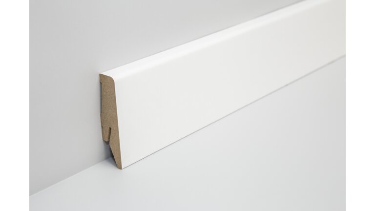 folierte Sockelleisten in heller creme weißer Farbe